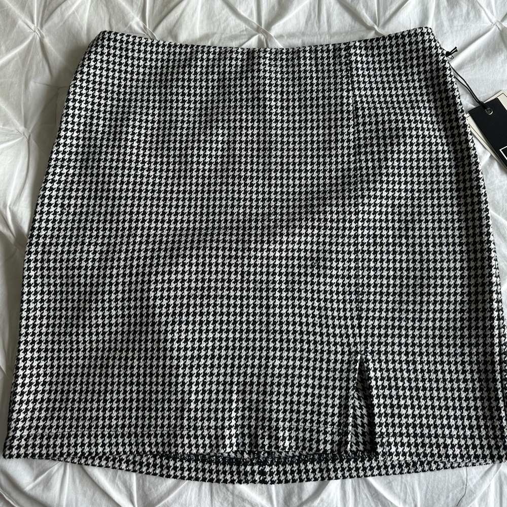 houndstooth patterned skirt! never worn and great for work/professional setting